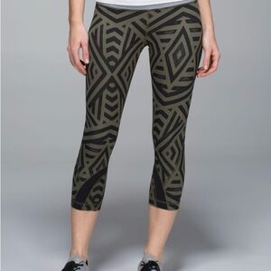 Lululemon Run: Inspire Crop II All Full-On Luxtreme, size 4, Chevron Shuffle